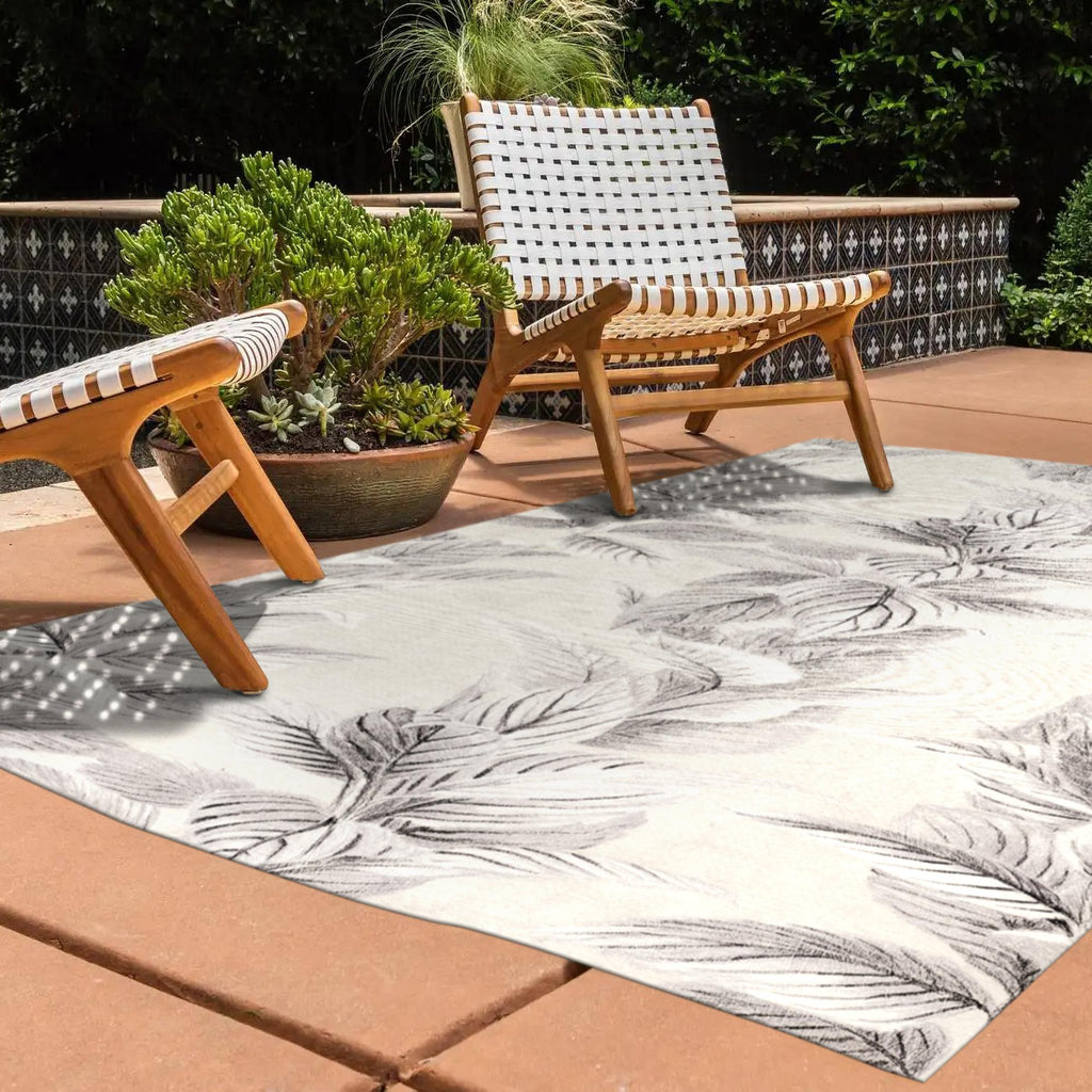 DecoratorsBest Solana Tropical Ebony and White 5' x 8' Indoor/Outdoor Area Rug