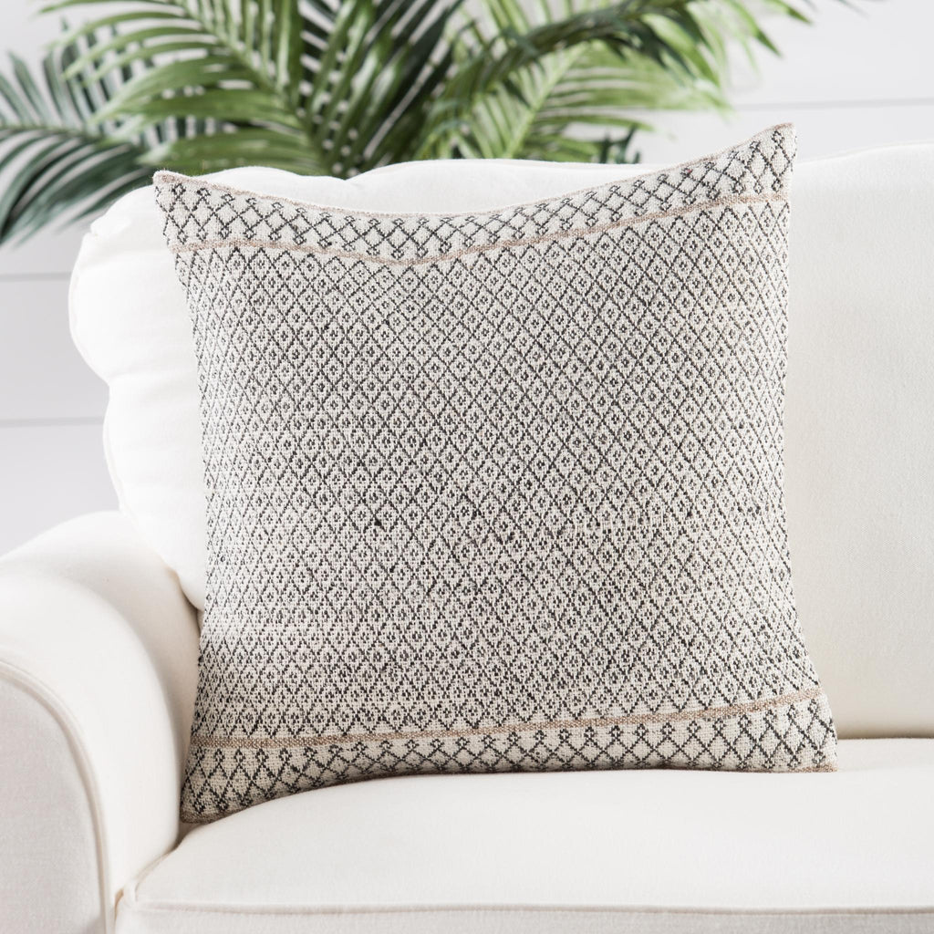 Jaipur Living Peykan Mariscopa Trellis Ivory / Dark Gray 18" x 18" Pillow