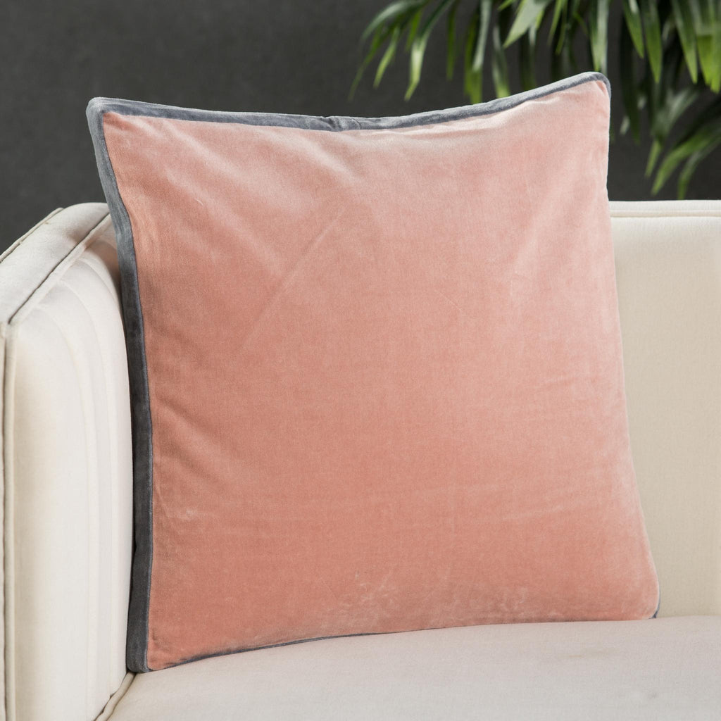 Jaipur Living Emerson Bryn Solid Blush / Gray 18" x 18" Pillow