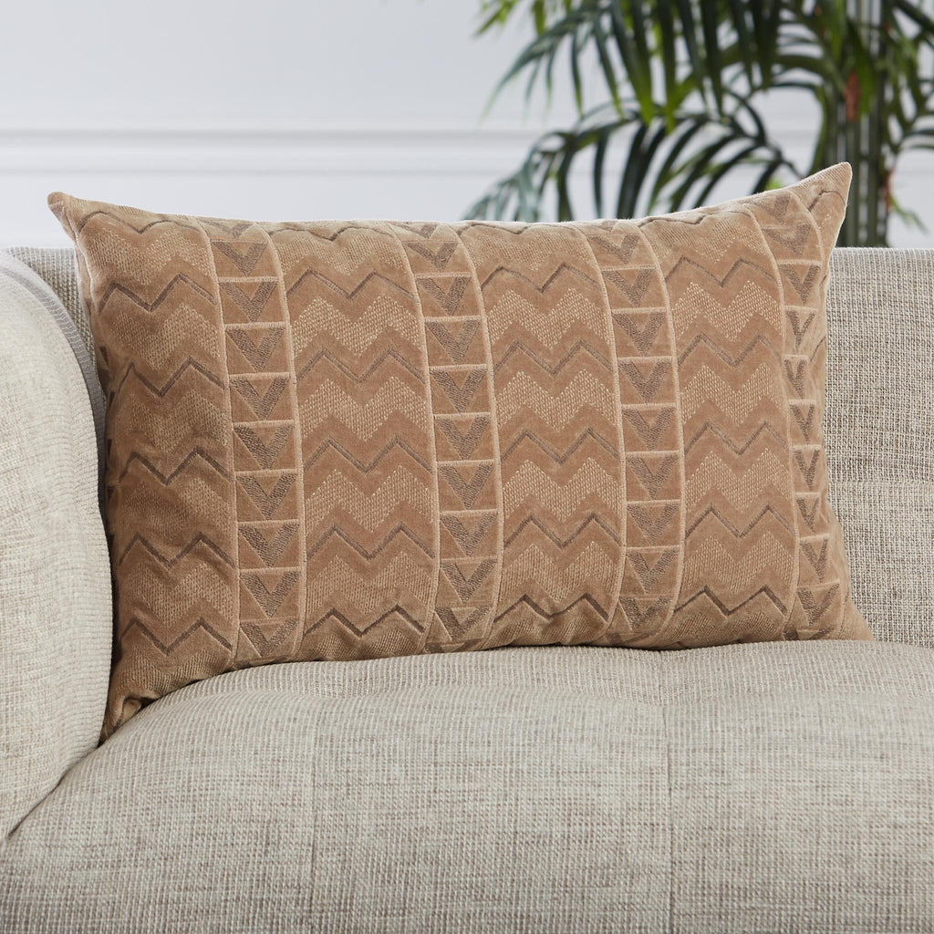 Jaipur Living Nouveau Janco Chevron Beige / Gray 16" x 24" Pillow