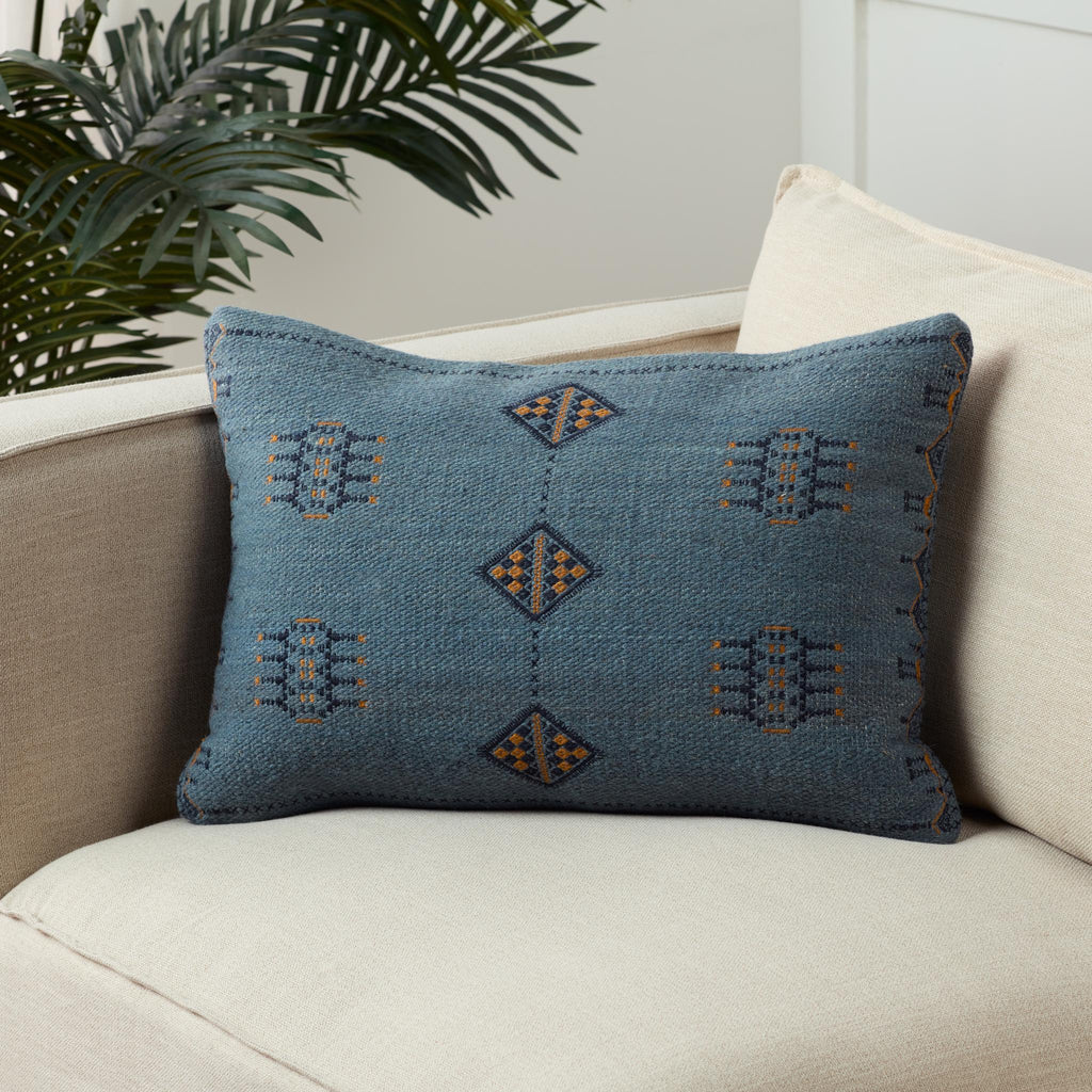 Jaipur Living Puebla Tanant Tribal Dark Blue / Gold 16" x 24" Pillow