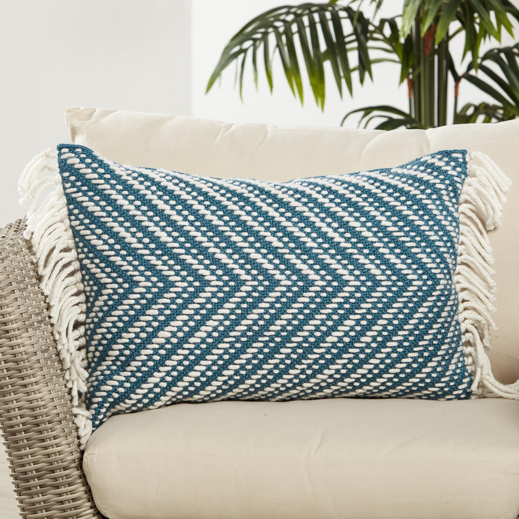 Jaipur Living Settia Odessa Chevron Blue / Ivory 16" x 24" Pillow