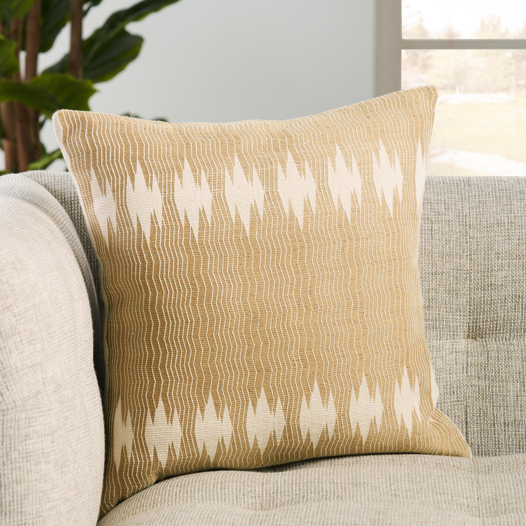 Jaipur Living Shilloi Tribal Tan/ Ivory Pillow Cover (18" Square)