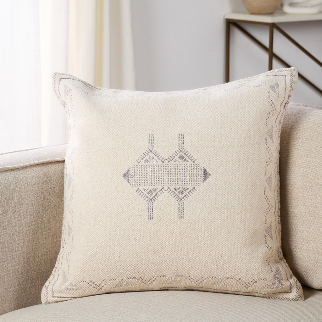 Jaipur Living Ianira Medallion Cream/ Silver Pillow Cover (22" Square)